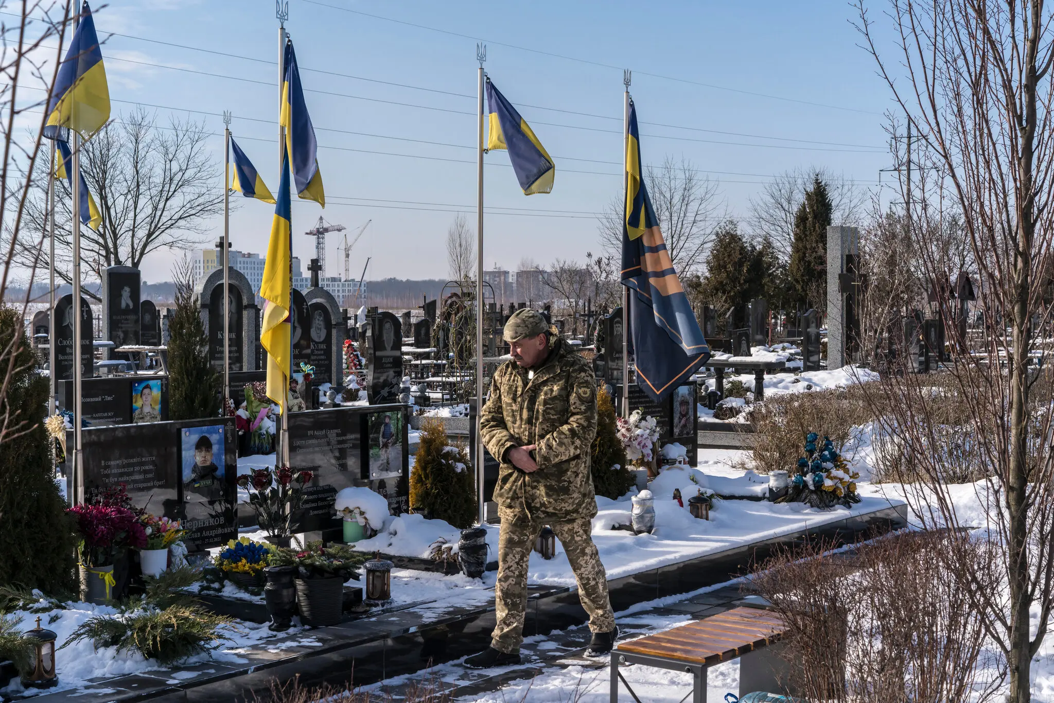 Командир роти у відставці Андрій Побігай на військовому кладовищі в Бучі. «Найкращі хлопці вмирають», — сказав він.